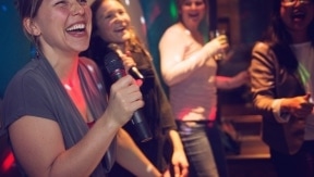 De 10 meest gezongen karaokenummers in 2018