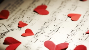 Op Valentijnsdag willen de woorden niet komen? Zeg het met een karaokelied!