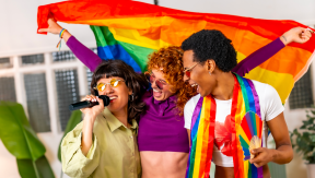 Zing het uit volle borst: vier de Pride-maand met KaraFun