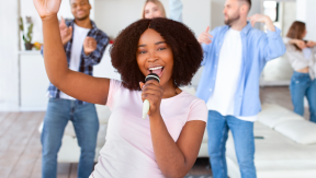 Het is Wereld Karaoke Dag! Zo Vier Je Het Als een Pro